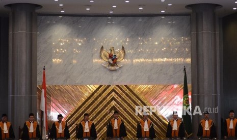 Ketua Mahkamah Agung (MA) terpilih M Hatta Ali (tengah) bersama 46 Hakim Agung lainnya mengikuti sidang pemilihan Ketua MA di gedung Kusuma Atmaja, Jakarta, Selasa (14/2). 