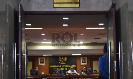 Ketua Mahkamah Kehormatan Dewan (MKD) Surahman Hidayat (kedua kiri), bersama Wakil Ketu MKD Junimart Girsang (kedua kanan), Sufmi Dasco Ahmad(kanan), Kahar Muzakir (kiri)memimpin sidang putusan terkait pelanggaran etik Ketua DPR Setya Novanto di Kompleks P