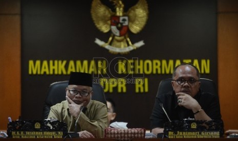 Ketua Mahkamah Kehormatan Dewan (MKD) Surahman Hidayat (kiri) didampingi Wakil Ketua MKD Junimart Girsang (kanan) memimpin rapat konsultasi bersama Ahli Bahasa Sosiolinguistik dari Sekolah Tinggi Intelijen, Yayah Bachria Mugnisyah di Kompleks Parlemen, Jak