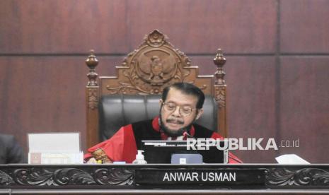 Ketua Mahkamah Konstitusi Anwar Usman  (tengah)