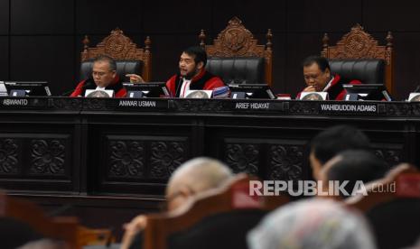 Mahkamah Konstitusi (MK). MK menyiapkan regulasi untuk bisa menggelar sidang jarak jauh melalui video conference.