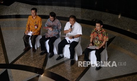 Ketua Mahkamah Konstitusi Arief Hidayat (kedua kanan) didampingi Panitera MK Kasianur Sidauruk, Wakil Ketua MK Anwar Usman, M Guntur Hamzah (dari kiri) menjawab pertanyaan wartawan saat konferensi pers mengenai penetapan tersangka kepada hakim konstitusi P