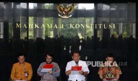 Ketua Mahkamah Konstitusi Arief Hidayat (kedua kanan) didampingi Panitera MK Kasianur Sidauruk, Wakil Ketua MK Anwar Usman, M Guntur Hamzah (dari kiri) menjawab pertanyaan wartawan saat konferensi pers mengenai penetapan tersangka kepada hakim konstitusi P