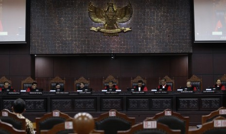 Ketua Mahkamah Konstitusi Arief Hidayat (tengah) memimpin sidang lanjutan Pengujian Undang-Undang tentang MPR, DPR, dan DPRD (MD3) terkait Hak angket DPR terhadap KPK di gedung Mahkamah Konstitusi, Jakarta, Kamis (28/9).