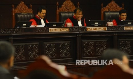 Ketua Mahkamah Konstitusi Arief Hidayat (tengah) memimpin sidang perkara Perselisihan Hasil Pemilihan (PHP) Kepala Daerah dengan agenda mendengarkan jawaban termohon (KPU), pihak terkait dari Halmahera Barat dan Utara di Gedung Mahkamah Konstitusi, Jakarta