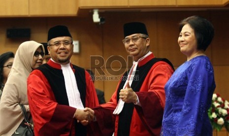  Ketua Mahkamah Konstitusi M. Akil Mochtar (kedua kanan) menerima ucapan selamat dari Hakim Konstitusi Patrialis Akbar (kedua kiri) pada sidang pleno khusus pengucapan sumpah jabatan Ketua Mahkamah Konstitusi di Gedung Mahkamah Konstitusi, Jakarta, Selasa 