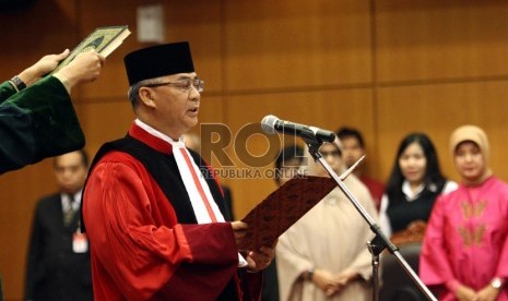   Ketua Mahkamah Konstitusi M. Akil Mochtar mengucapkan sumpah jabatan di hadapan sidang pleno khusus di Gedung Mahkamah Konstitusi, Jakarta, Selasa (20/8).  (Republika/Adhi Wicaksono)