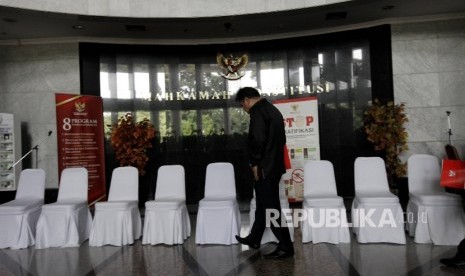   Ketua Mahkamah Konstitusi (MK) Arief Hidayat bersiap memberikan keterangan pers terkait Kasus yang melibatkan salah satu hakim Konstitusi inisial PA di Gedung MK, Jakarta, Kamis (26/1). 