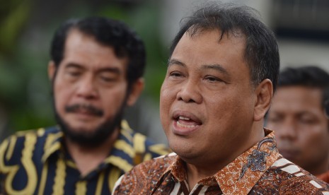 Ketua Mahkamah Konstitusi (MK) Arief Hidayat (kanan)