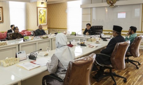 Ketua Mahkamah Konstitusi (MK) Arief Hidayat (ketiga kanan) memberikan sambutan sebelum rapat yang mengagendakan pemilihan Ketua Majelis Kehormatan Mahkamah Konstitusi (MKMK) saat rapat terkait dugaan pelanggaran etik yang dilakukan Patrialis Akbar di gedu