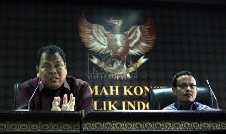 Ketua Mahkamah Konstitusi (MK) Arief Hidayat (kiri) bersama Sekjen MK M Guntur Hamzah ( kanan) saat menyampaikan refleksi dan proyeksi kinerja Mahkamah Konstitusi 2015 di Jakarta, Rabu (30/12). 