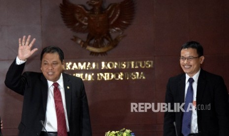 Ketua Mahkamah Konstitusi (MK) Arief Hidayat (kiri) bersama Sekjen MK Guntur Hamzah (kanan) usai memerikan keterangan pers terkait penyelesaian Kasus Sengketa Pilkada di gedung MK, Jakarta, Senin (7/3).