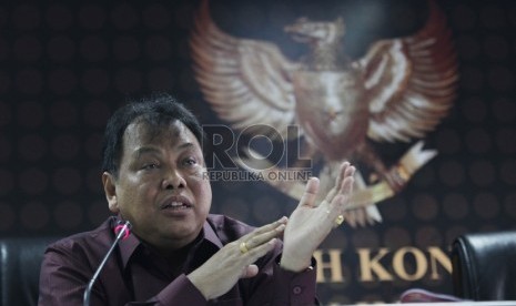 Ketua Mahkamah Konstitusi (MK) Arief Hidayat saat menyampaikan refleksi dan proyeksi kinerja Mahkamah Konstitusi 2015 di Jakarta, Rabu (30/12).