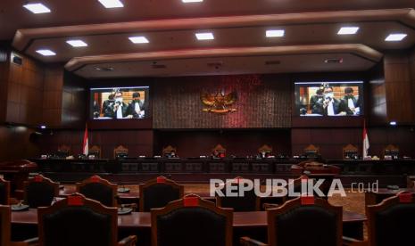 Ketua Mahkamah Konstitusi (MK) Arief Hidayat (tengah) bersama Hakim Konstitusi Manahan MP Sitompul (kiri) dan Saldi Isra (kanan) memimpin sidang Pengujian Materiil Undang-Undang Nomor 11 Tahun 2020 tentang Cipta Kerja terhadap UUD 1945 di ruang sidang pleno Gedung MK, Jakarta, Rabu (16/12/2020). Sidang tersebut beragendakan perbaikan permohonan yang diajukan pemohon yaitu Konfederasi Serikat Pekerja Indonesia (KSPI) yang diwakili oleh Presiden Dewan Eksekutif Nasional KSPI Said Iqbal dan Sekjen Ramidi. 