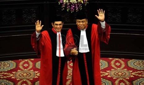   Ketua Mahkamah Konstitusi (MK) Hamdan Zoelva (kiri) dan Wakil Ketua MK Arief Hidayat menyapa kepada media usai mengucapkan sumpah jabatan di Jakarta, Rabu (6/11).    (Republika/ Tahta Aidilla)