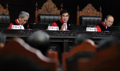 Ketua Mahkamah Konstitusi (MK) Hamdan Zoelva memimpin sidang perdana sengketa perselisihan hasil Pemilihan Umum (Pemilu) Legislatif 2014 di ruang sidang Gedung Mahkamah Konstitusi (MK), Jakarta, Jumat (23/5).