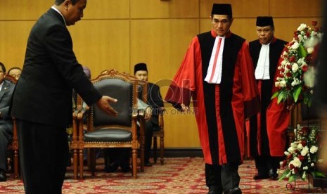 Wakil Ketua MK Arief Hidayat ( kanan)   (Republika/ Tahta Aidilla)