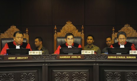 Ketua Mahkamah Konstitusi (MK) Hamdan Zoelva (tengah) didampingi Hakim MK Arief Hidayat dan Ahmad Fadlil Sumadi (kanan) memimpin sidang pembacaan putusan sengketa Pemilihan Presiden di Gedung MK, Jakarta, Kamis (21/8). 