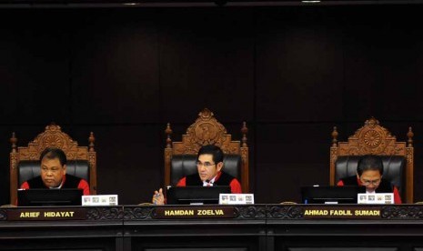 Ketua Mahkamah Konstitusi (MK) Hamdan Zoelva (tengah) memimpin sidang perdana perkara Perselisihan Hasil Pemilihan Umum (PHPU) Presiden dan Wakil Presiden Tahun 2014 di Mahkamah Konstitusi (MK), Jakarta, Rabu (6/8).