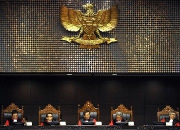 Ketua Mahkamah Konstitusi (MK) Mahfud MD (tengah) memimpin sidang uji materiil di MK.