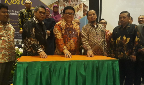 Ketua Majelis Dikti PP Muhammadiyah Lincolin Arsyad (tengah) menekan bel tanda kinck off Seleksi Bersama Masuk Perguruan Tinggi Mugammadiyah (SBMPTM) di Hotel Harris, Gubeng, Surabaya, Sabtu (14/4)