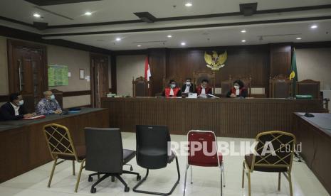 Ketua Majelis Hakim di Pengadilan Negeri Jakarta Pusat Buyung Dwikora (tengah) mempimpin sidang perdana gugatan pemecatan politisi Jhoni Allen Marbun dari Partai Demokrat di PN Jakarta Pusat, Jakarta, Rabu (17/3/2021). Sidang perdana tersebut ditunda hingga minggu depan dikarenakan pihak tergugat Ketua Umum Partai Demokrat Agus Harimurti Yudhoyono tidak menghadiri sidang tersebut. 