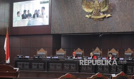 Ketua Majelis Hakim Konstitusi Aswanto (tengah) didampingi Hakim Enny Nurbaningsih (kiri) dan Hakim Manahan MP Sitompul (kanan) memimpin jalannya sidang pengujian formil mengenai Perubahan Kedua Atas Undang-Undang Nomor 30 Tahun 2002 tentang Komisi Pemberantasan Tindak Pidana Korupsi di Gedung Mahkamah Konstitusi (MK), Jakarta, Senin (2/12/2019).