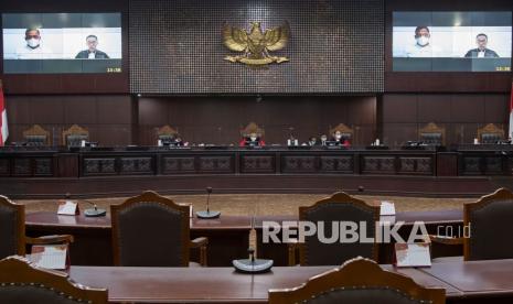 Ketua Majelis Hakim Konstitusi (MK) Aswanto (tengah) memimpin sidang pengujian materiil Undang-undang Nomor 7 Tahun 2017 tentang Pemilhan Umum di Mahkamah Konstitusi, Jakarta, Selasa (11/1/2022). Sidang tersebut digelar atas permohonan dari mantan Panglima TNI Jenderal (Purn) Gatot Nurmantyo yang meminta ambang batas pencalonan presiden atau presidential threshold