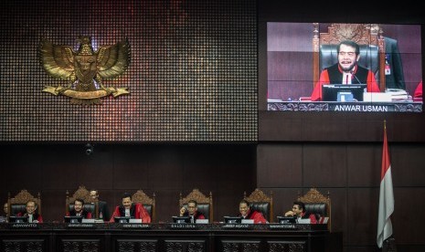 Ketua Majelis Hakim Mahkamah Konstitusi Anwar Usman (kedua kiri) bersama hakim konstitusi lainnya sidang Perselisihan Hasil Pemilihan Umum (PHPU) presiden dan wakil presiden di Gedung Mahkamah Konstitusi, Jakarta, Jumat (21/6/2019).