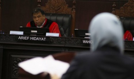 Ketua Majelis Hakim Mahkamah Konstitusi Arief Hidayat (kiri) 