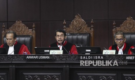 Constitutional Court Chief Justice Anwar Usman (center) accompanied by Constitutional Court Justice Saldi Isra (right) and Aswanto (left) delivers a ruling on defamation article at plenarry hall of MK building, Jakarta, Monday (July 23).