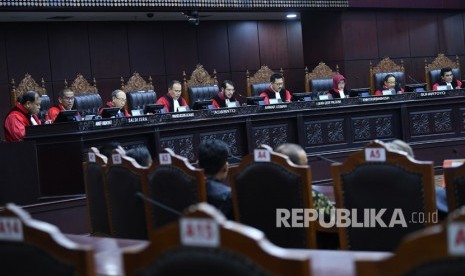 Ketua Majelis Hakim Mahkamah Konstitusi (MK) Anwar Usman (tengah) didampingi hakim MK memimpin sidang putusan uji materi di Ruang Sidang Gedung MK, Jakarta.