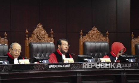 Ketua Majelis Hakim Mahkamah Konstitusi (MK) Anwar Usman (tengah) didampingi Majelis Hakim MK Wahiduddin Adams (kiri) dan Enny Nurbaningsih (kanan) memimpin sidang perdana uji materi UU KPK di ruang sidang pleno Gedung MK, Jakarta, Senin (30/9/2019).