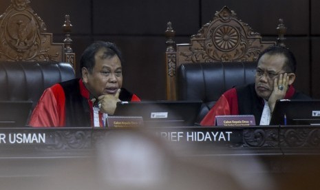 Ketua Majelis Hakim Mahkamah Konstitusi (MK) Arief Hidayat (kiri) didampingi Hakim MK Suhartoyo (kanan) memimpin sidang uji materi Undang-Undang Nomor 7 Tahun 2017 tentang Pemilihan Umum (UU Pemilu) di Mahkamah Konstitusi, Jakarta, Selasa (24/10). 