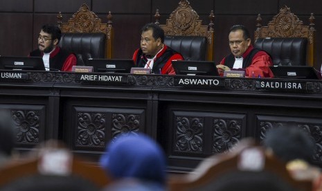 Ketua Majelis Hakim Mahkamah Konstitusi (MK) Arief Hidayat (tengah) didampingi Hakim MK Anwar Usman (kiri) dan Suhartoyo (kanan) memimpin sidang uji materi Undang-Undang Nomor 7 Tahun 2017 tentang Pemilihan Umum (UU Pemilu) di Mahkamah Konstitusi, Jakarta, Selasa (24/10). 