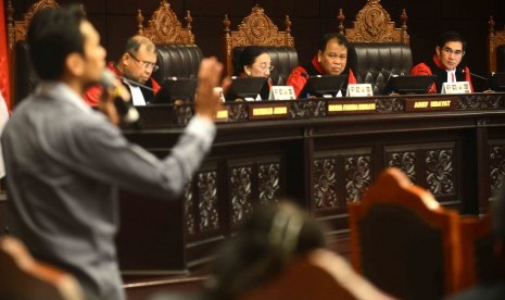 Ketua Majelis Hakim Mahkamah Konstitusi (MK) Hamdan Zoelva bersama sejumlah Hakim Konstitusi ketika mendengarkan keterangan salah satu saksi kubu Prabowo-Hatta dalam sidang lanjutan perselisihan hasil pemilihan umum presiden dan wakil presiden di Gedung Ma