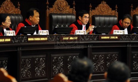 Ketua Majelis Hakim Mahkamah Konstitusi (MK) Hamdan Zoelva (kedua kanan) memimpin sidang lanjutan Perselisihan Hasil Pemilihan Umum (PHPU) Pilpres di Gedung Mahkamah Konstitusi, Jakarta, Jumat (8/8). 