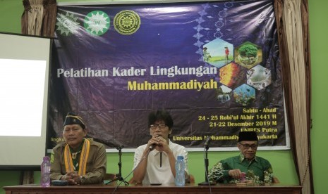 Ketua Majelis Lingkungan Hidup (MLH) PP Muhammadiyah, Muhjidin Mawardi (kiri) dan Rektor Universitas Muhammadiyah Yogyakarta (UMY), Gunawan Budiyanto, dalam pelatihan kader lingkungan Muhammadiyah untuk delegasi Hizbul Wathan (HW) tingkat SMA/Sederajat yang digelar di UMY, Bantul, DIY.