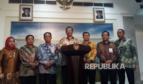 Ketua Majelis Nasional KAHMI Mahfud MD melakukan konferensi pers usai bertemu Presiden Joko Widodo, Jumat (3/11). 