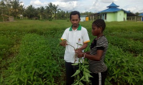  Ketua Majelis Pemberdayaan Masyarakat (MPM) Pimpinan Pusat (PP) Muhammadiyah, Nurul Yamin, bersama seorang wanita dari suku setempat di Berau, Kalimantan Timur.