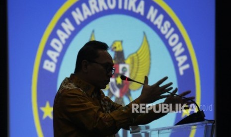  Ketua MPR, Zulkifli Hasan, memberikan pidato sambutannya saat melakukan kunjungan di Badan Nasional Narkotika (BNN), Jakarta, Jumat (4/3). (Republika/Rakhmawaty La'Lang)