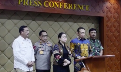 Ketua Majelis Permusyawaratan Rakyat (MPR), Bambang Soesatyo (Kedua Kanan)