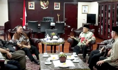 Ketua Majelis Permusyawaratan Rakyat (MPR RI), Zulkifli Hasan (kiri) saat menerima kunjungan Ketua PBNU Said Aqil Siroj (kanan), Rabu (8/3).