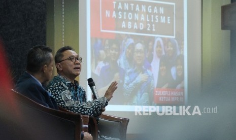 Ketua Majelis Permusyawaratan Rakyat (MPR) Zulkifli Hasan berdialog dengan mahasiswa saat menjadi Keynote Speaker dalam 