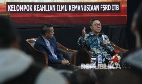 Ketua Majelis Permusyawaratan Rakyat (MPR) Zulkifli Hasan berdialog dengan mahasiswa saat menjadi Keynote Speaker dalam 