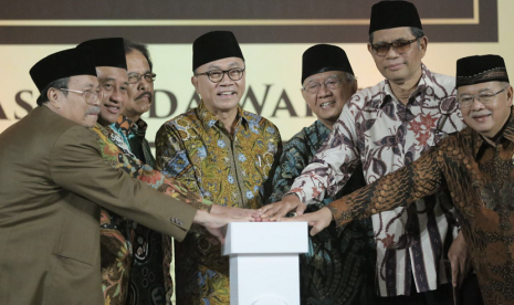 Ketua Majelis Permusyawaratan Rakyat (MPR) Zulkifli Hasan bersama Menteri Agraria dan Tata Ruang Sofyan Djalil, Penasehat Dompet Dhuafa Parni Hadi, Pimpinan Ponpes Tebuireng Gus Sholah dan Ketua Badan Wakaf Indonesia (BWI) Muhammad Nuh meresmikan gerakan Sejuta Wakaf untuk Indonesia. 