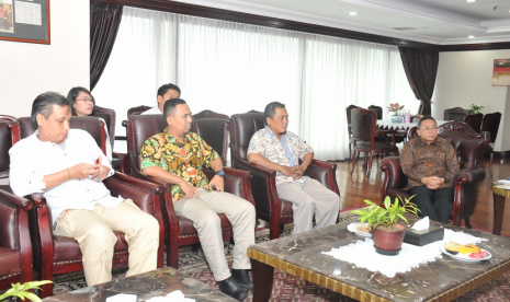 Ketua Majelis Permusyawaratan Rakyat (MPR) Zulkifli Hasan menerima Asosiasi Serikat Pekerja (Aspek). 