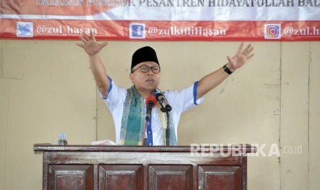 Ketua Majelis Permusyawaratan Rakyat Republik Indonesia Zulkifli Hasan menyampaikan Sosialisasi Empat Pilar dan Silaturahmi Kebangsaan di Pondok Pesantren Hidayatullah, Balikpapan, Kalimantan Timur, Jumat (15/12).