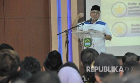 Ketua Majelis Permusyawatan Rakyat (MPR) RI, Zulkifli Hasan saat memberikan ceramah Sosialisasi Empat Pilar MPR RI, di Kantor Bupati Subang, Kabupaten Subang, Jawa Barat, Rabu (26/4).