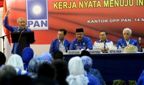  Ketua Majelis Pertimbangan Partai (MPP) Amien Rais (kiri) bersama Ketua Umum PAN Hatta Rajasa (kanan) dan Ketua DPP Zulkifli Hasan (kedua kanan).